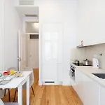 Modern In The Heart Of Chiado Διαμέρισμα *